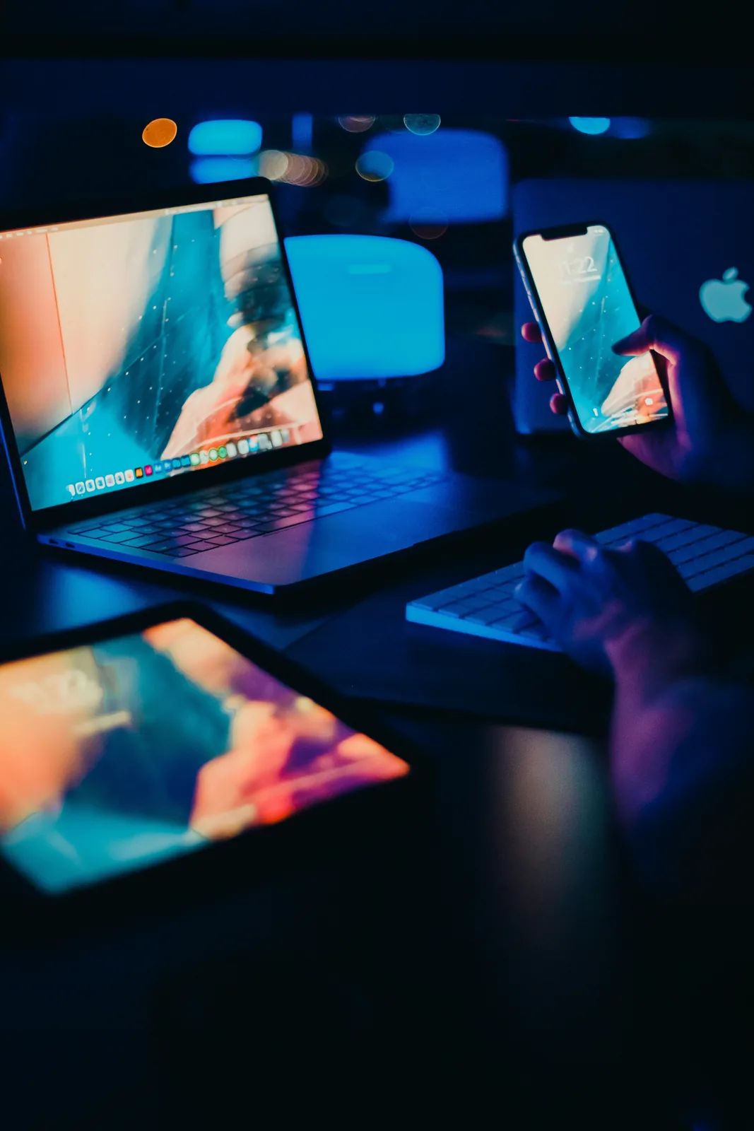 Tumšs tīkla un gaismas raksts, kas simbolizē digitālo pēdu